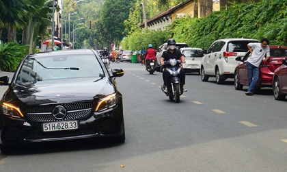 Nghị định 168 - Lỗi trừ 2 điểm GPLX ô tô: Dừng xe, đỗ xe bên trái đường một chiều, trên cầu hoặc song song với một xe khác